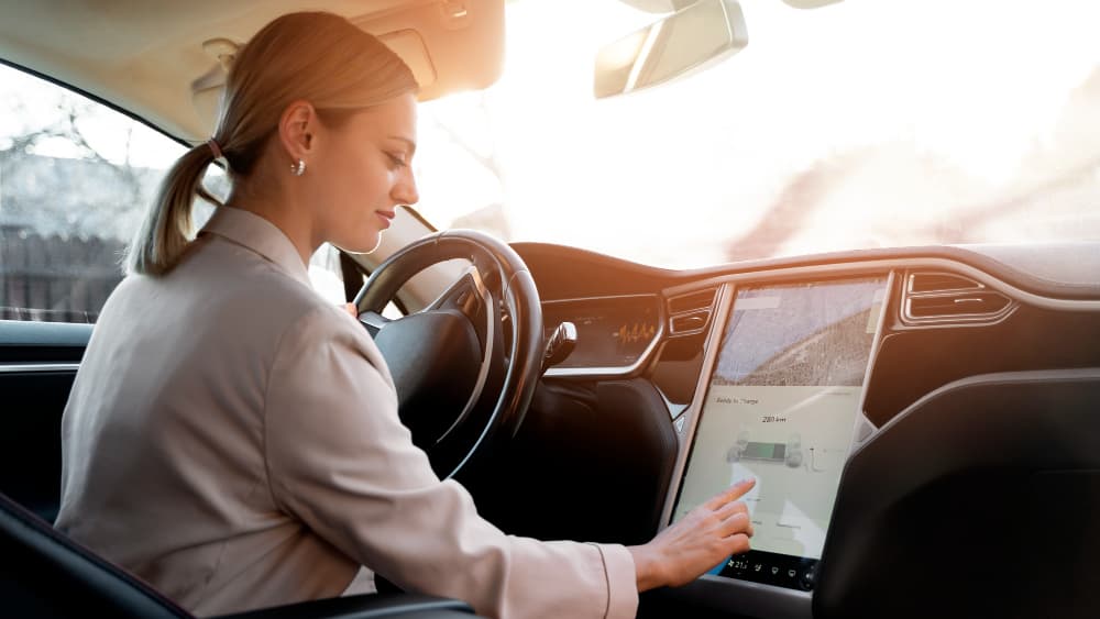 jeune femme conduit une tesla