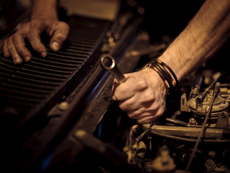 Où bricoler sa voiture quand on n’a pas de garage ?