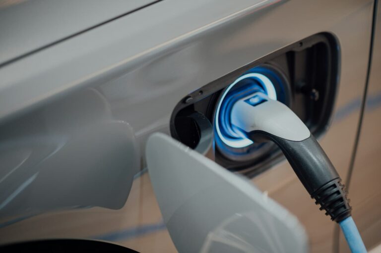 Les voitures électriques coûtent moins cher à assurer : mythe ou réalité ?